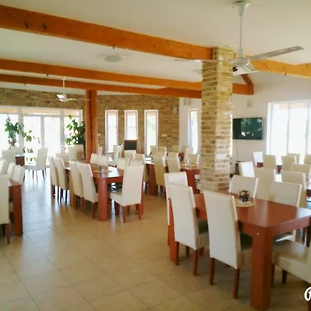 Kaboka Lovastanya Panzio 住宿加早餐酒店 Enying